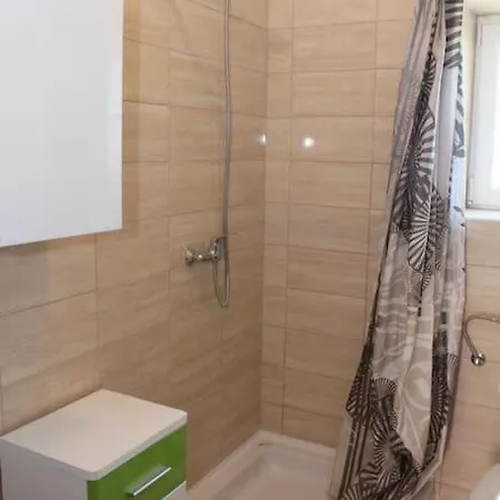 アパート Nebo カリ